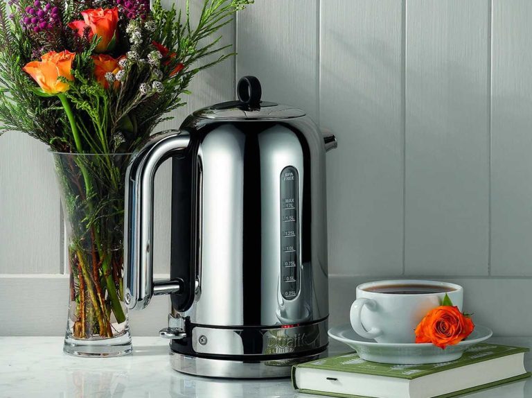 Upptäck morgonens lyckliga stunder: Dualit VATTENKOKARE CLASSIC, ROSTFRI – en vattenkokare som ger din kök en ny nivå av stil